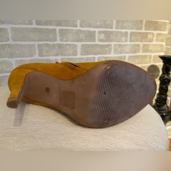 Aldo Yellow suede booties, size 6 - Picture 2 of 7